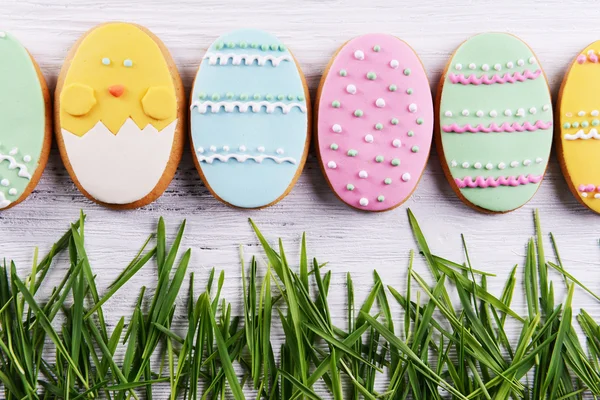 Délicieux biscuits de Pâques sur fond en bois — Photo