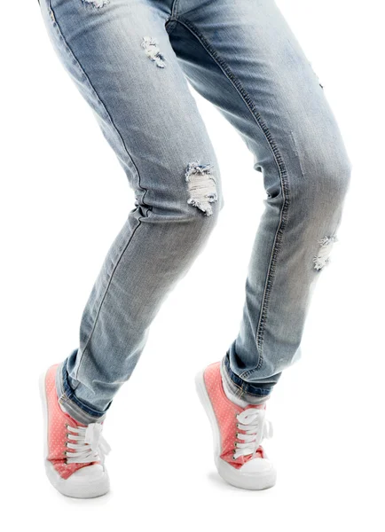 Jambes humaines en jeans et chaussures isolées sur blanc — Photo