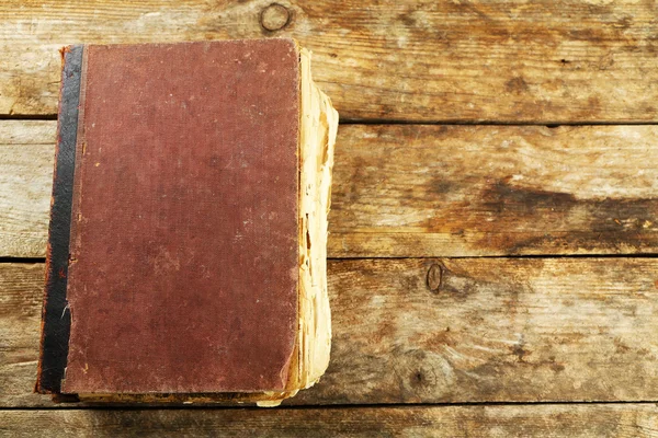 Stara książka na drewnianym stole — Zdjęcie stockowe