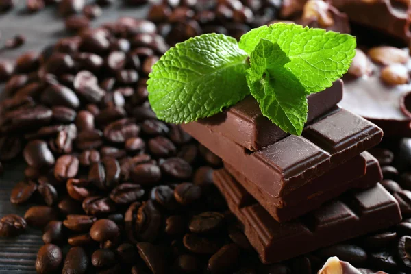 Chocolate with mint and coffee beans, closeup — Stock Photo, Image