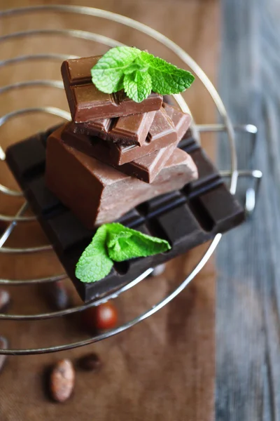 Conjunto de chocolate picante en soporte de metal, primer plano —  Fotos de Stock