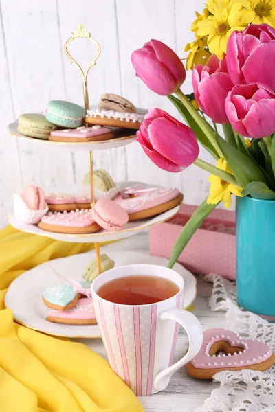 Tavaszi virágok, a tea és a cookie-kat a táblázat közelről összetétele — Stock Fotó