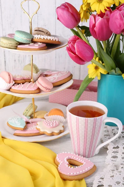 Tavaszi virágok, a tea és a cookie-kat a táblázat közelről összetétele — Stock Fotó