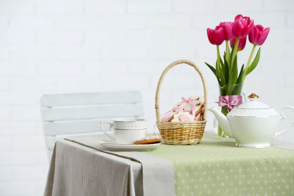 Set de té con flores en la mesa, sobre fondo claro —  Fotos de Stock
