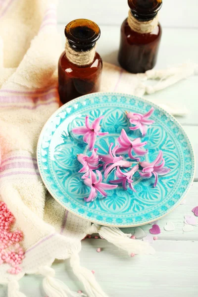 Hermosa composición de spa con flores de jacinto, primer plano — Foto de Stock