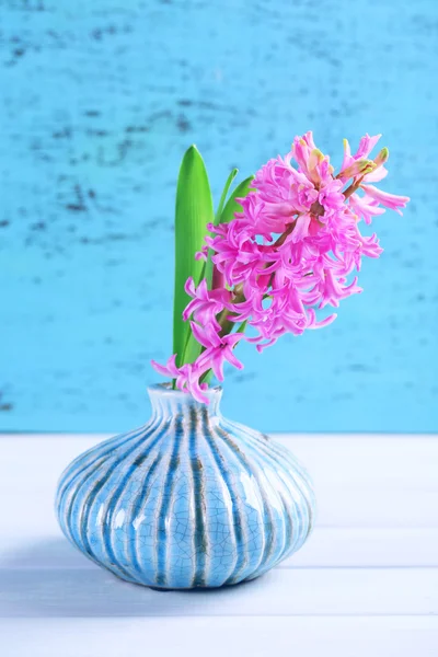 Mooie hyacinten bloem in vaas op houten tafel — Stockfoto