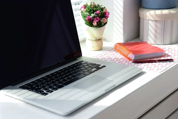 Laptop, notebook, ablakpárkányon. Működő hely fogalom — Stock Fotó