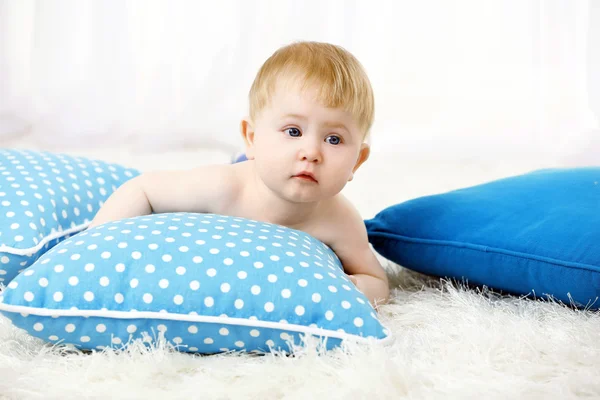 在地毯上，在明亮的背景上可爱的小宝贝男孩 — 图库照片