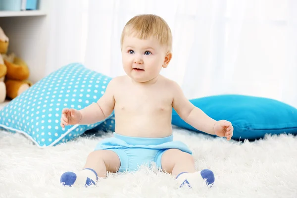 Lindo bebé niño en la alfombra, sobre fondo claro —  Fotos de Stock