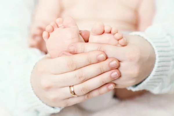 Newborn baby in mother hugs, close-up — Stock Photo, Image