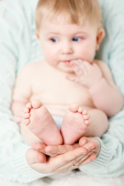 Newborn baby in mother hugs, close-up — Stock Photo, Image