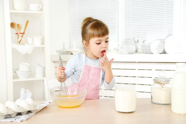 Kleines Mädchen bereitet zu Hause in der Küche Plätzchen zu — Stockfoto