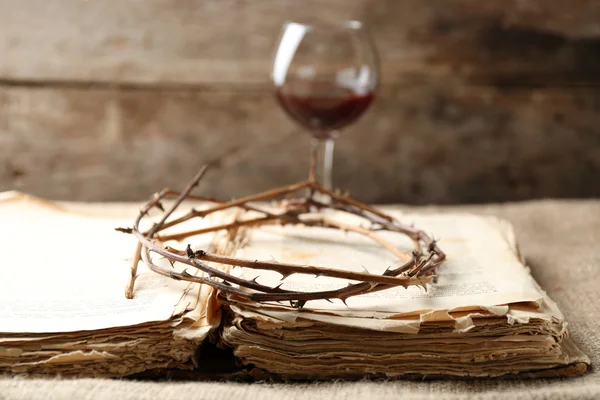 Crown of thorns and bible on old wooden background — Stock Photo, Image