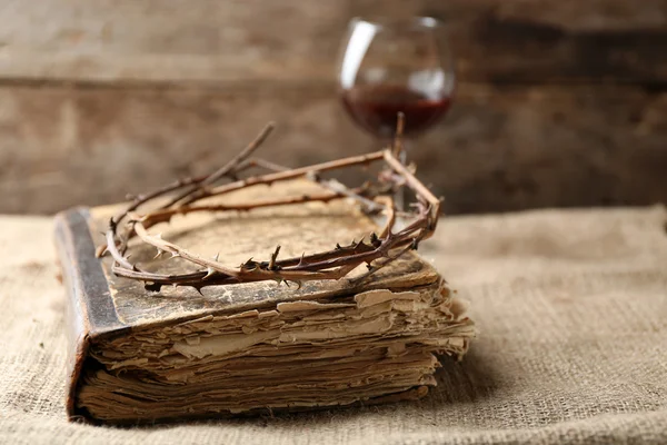 Crown of thorns and bible on old wooden background — Stock Photo, Image