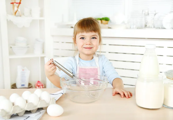 Liten flicka förbereda cookies i köket hemma — Stockfoto