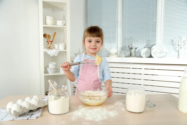 Klein meisje voorbereiding van cookies in keuken thuis — Stockfoto