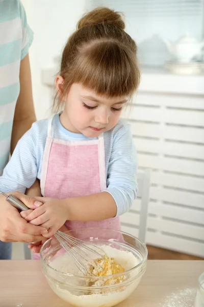 Küçük kız mutfak evde annesi ile kurabiye hazırlama — Stok fotoğraf