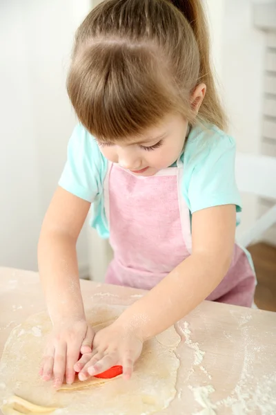 Gadis kecil menyiapkan kue di dapur di rumah — Stok Foto