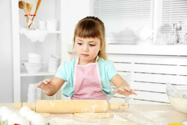 Dziewczynka przygotowanie ciasteczek w kuchni w domu — Zdjęcie stockowe