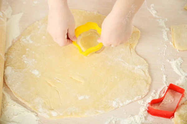 Niña preparando galletas en la cocina en casa, primer plano — Foto de Stock