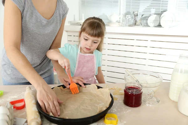 Küçük bir kız evde mutfakta kurabiye hazırlama — Stok fotoğraf