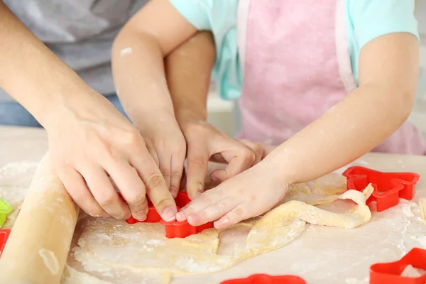 Liten flicka förbereda cookies i köket hemma — Stockfoto