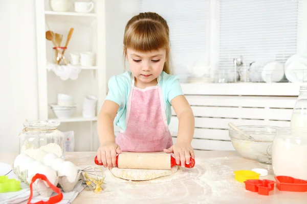 Liten flicka förbereda cookies i köket hemma — Stockfoto