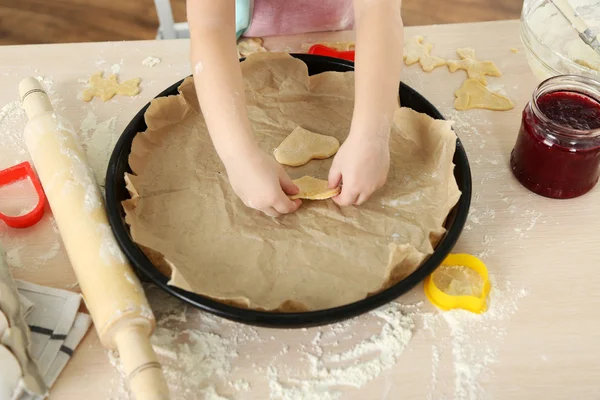 Liten flicka förbereda cookies i kök på hem, närbild — Stockfoto