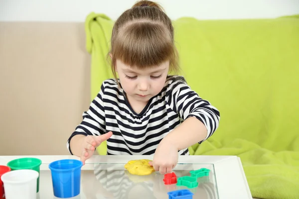 Meisje kind spelen met kleurrijke klei — Stockfoto