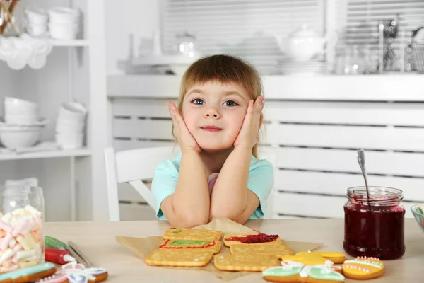 Menina preparando biscoitos na cozinha em casa — Fotografia de Stock