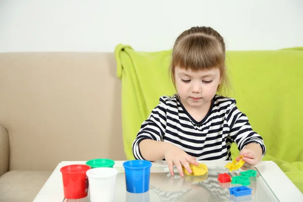 Маленька дівчинка грає з барвистою глиною — стокове фото