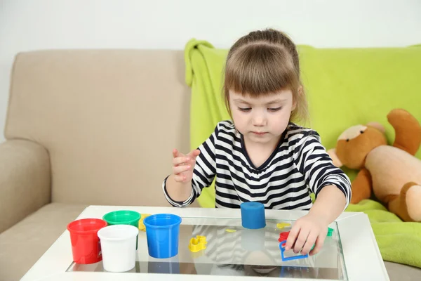 Niña jugando con arcilla colorida — Foto de Stock