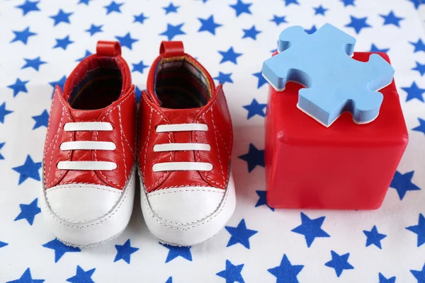 Buty dla dzieci na spotted biały — Zdjęcie stockowe