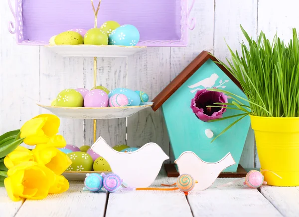 Décoration de Pâques, œufs et tulipes sur table sur fond bois — Photo