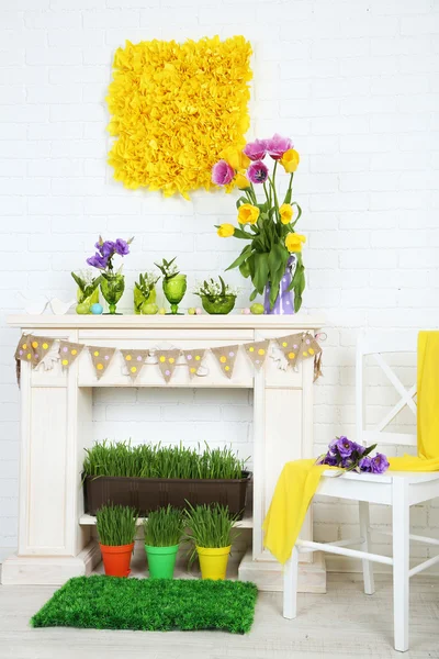 Chimenea con hermosas decoraciones de primavera en la habitación — Foto de Stock