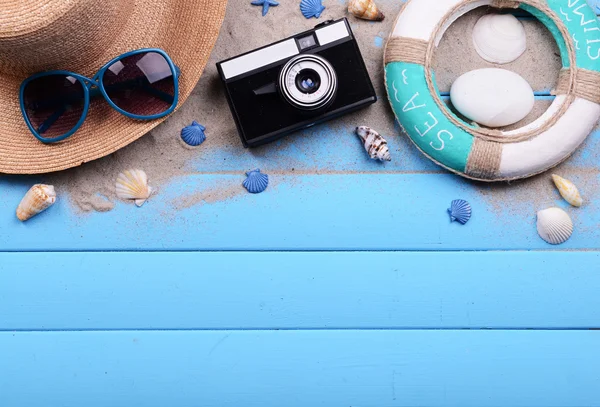 Accesorios de viaje sobre fondo de madera —  Fotos de Stock