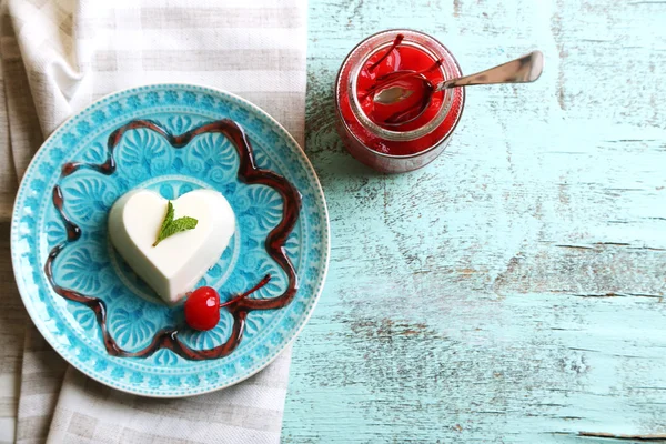 Chutné panna cotta dezert na desce, na dřevěný stůl — Stock fotografie