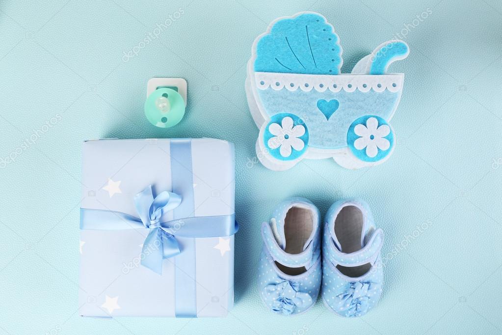 Chaussures Bebe Avec Equipement Bebe Sur Fond Bleu Image Libre De Droit Par Belchonock C 6587 Chaussures Bebe Avec Equipement Bebe Sur Fond Bleu Image Libre De Droit Par Belchonock C 6587