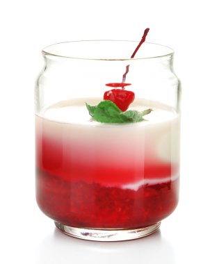 Cam tabakta üzerine beyaz izole lezzetli panna cotta tatlı ile