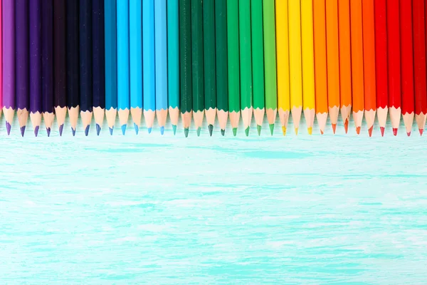 Lápices de colores en la mesa de madera — Foto de Stock