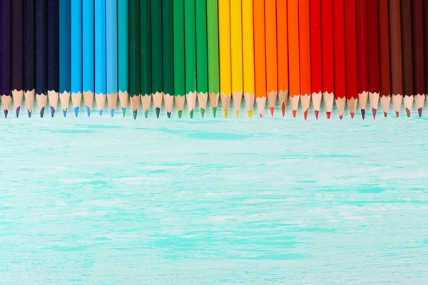 Crayons colorés sur table en bois — Photo