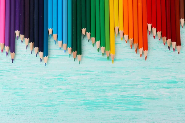 Lápices de colores en la mesa de madera — Foto de Stock