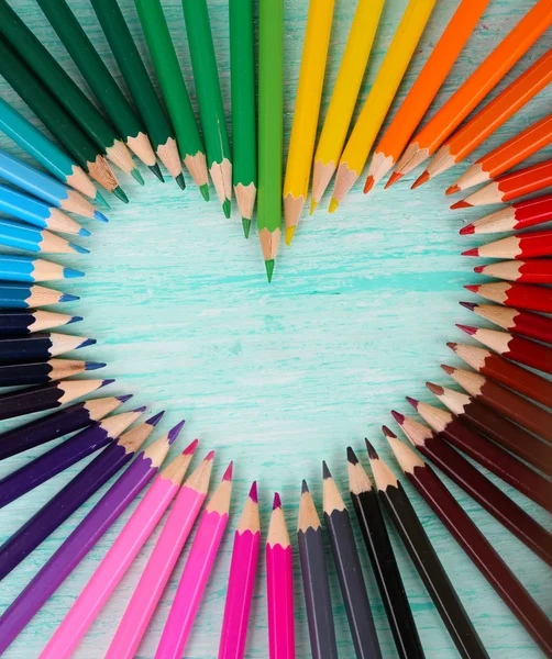 Kleurrijke potloden op houten tafel — Stockfoto