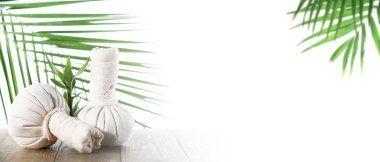 Spa beyaz izole yeşil yaprakları ile topları sıkıştırmak