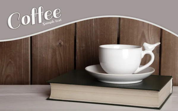 Altes Buch und Tasse Kaffee auf dem Tisch — Stockfoto