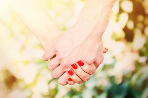 Pareja cariñosa cogida de la mano al aire libre — Foto de Stock