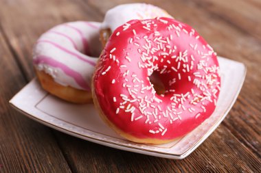 Ahşap arka plan üzerinde plaka üzerine krema ile lezzetli börekler