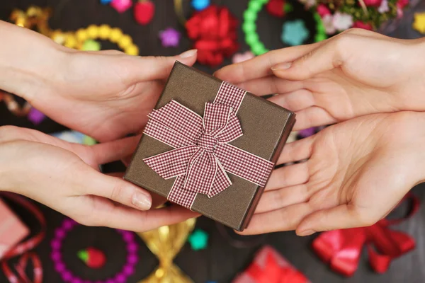 Female hands holding gift close-up — Stock Photo, Image