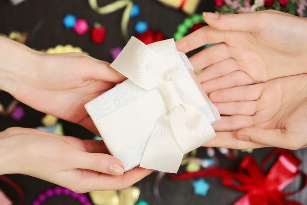 Weibliche Hände halten Geschenk in Nahaufnahme — Stockfoto