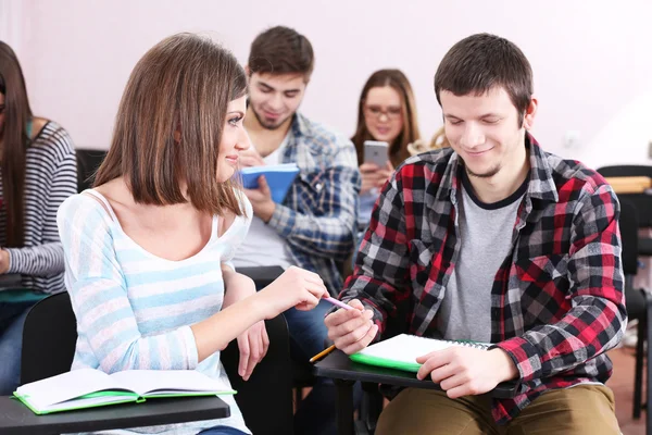 Groep studenten in de klas — Stockfoto